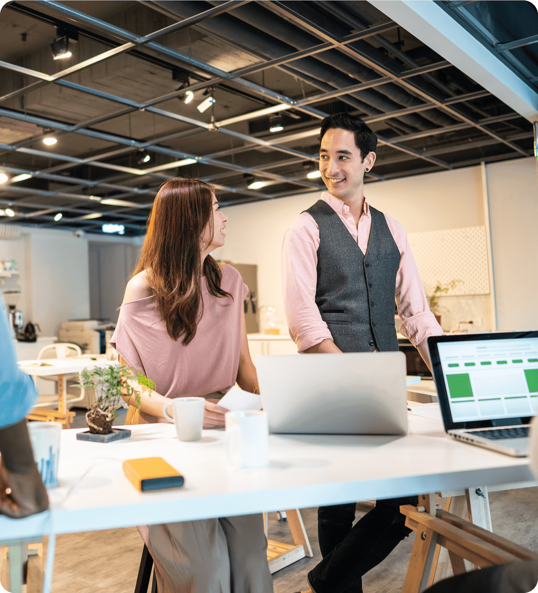 Compañeros de trabajo mirándose entre sí